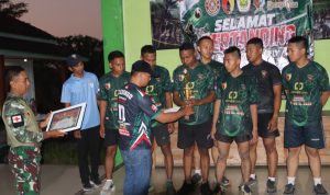 Jajaran Satgas TMMD ke-129 Kodim 0813 Bojonegoro bersama Pemerintah Desa Kesongo menyerahkan piala dan penghargaan kepada para pemenang Turnamen Bola Voli TMMD ke-129 di Desa Kesongo, Kecamatan Kedungadem, Kabupaten Bojonegoro, Sabtu (08/08/2026) malam. Foto: Deni Aripandi/Sumber TMMD Bojonegoro.
