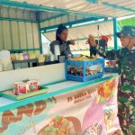 Babinsa Desa Kesongo Serka Lasmidi mendampingi pelaku UMKM saat menempati booth container di kawasan Rest Area Terpadu Desa Kesongo, Kecamatan Kedungadem, Kabupaten Bojonegoro, Selasa (11/8/2026). Foto: Deni Flamboyan/Sumber TMMD Bojonegoro Babinsa Desa Kesongo Serka Lasmidi mendampingi pelaku UMKM saat menempati booth container di kawasan Rest Area Terpadu Desa Kesongo, Kecamatan Kedungadem, Kabupaten Bojonegoro, Selasa (11/8/2026). Foto: Deni Flamboyan/Sumber TMMD Bojonegoro