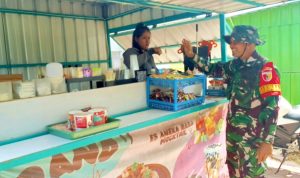 Babinsa Desa Kesongo Serka Lasmidi mendampingi pelaku UMKM saat menempati booth container di kawasan Rest Area Terpadu Desa Kesongo, Kecamatan Kedungadem, Kabupaten Bojonegoro, Selasa (11/8/2026). Foto: Deni Flamboyan/Sumber TMMD Bojonegoro