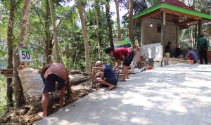 Anggota Satgas TMMD Reguler ke-129 Kodim 0704/Banjarnegara melakukan pembereman pada sisi rabat beton di Dusun Kunir RT 01/09, Desa Gumelem Kulon, Kecamatan Susukan, Kabupaten Banjarnegara, Rabu (12/8/2026). Foto: Deni Flamboyan/Sumber: Tim TMMD Banjarnegara.