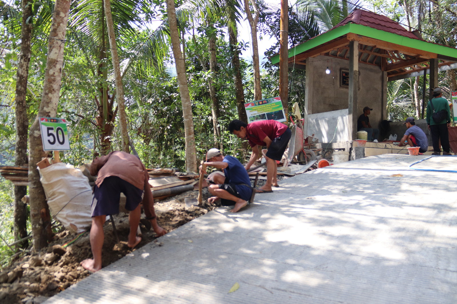 Anggota Satgas TMMD Reguler ke-129 Kodim 0704/Banjarnegara melakukan pembereman pada sisi rabat beton di Dusun Kunir RT 01/09, Desa Gumelem Kulon, Kecamatan Susukan, Kabupaten Banjarnegara, Rabu (12/8/2026). Foto: Deni Flamboyan/Sumber: Tim TMMD Banjarnegara.