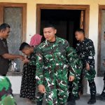 Keterangan Foto: Personel Satgas TMMD ke-129 Kodim 0813/Bojonegoro berpamitan dengan warga Desa Kesongo, Kecamatan Kedungadem, Kabupaten Bojonegoro, Kamis (13/8/2026). Perpisahan tersebut berlangsung penuh haru setelah prajurit dan masyarakat menjalani kebersamaan selama satu bulan dalam berbagai kegiatan pembangunan dan sosial. Foto: Deni Flamboyan/Sumber: TMMD Bojonegoro.