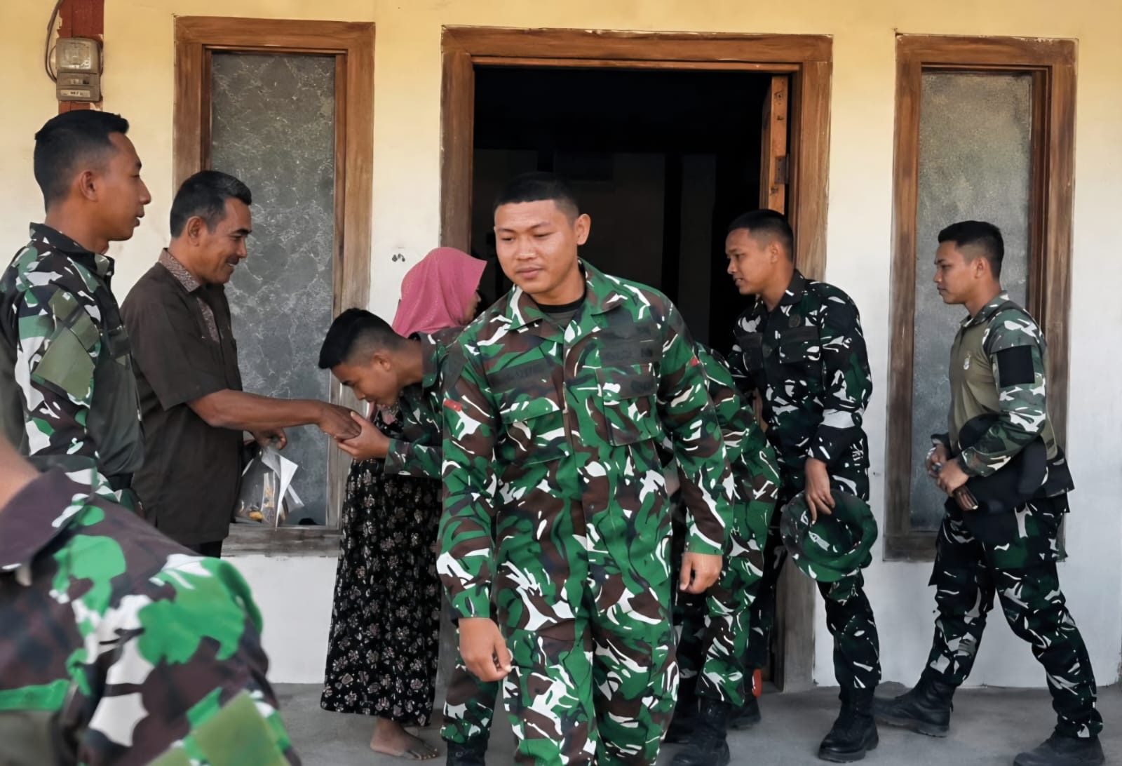 Keterangan Foto: Personel Satgas TMMD ke-129 Kodim 0813/Bojonegoro berpamitan dengan warga Desa Kesongo, Kecamatan Kedungadem, Kabupaten Bojonegoro, Kamis (13/8/2026). Perpisahan tersebut berlangsung penuh haru setelah prajurit dan masyarakat menjalani kebersamaan selama satu bulan dalam berbagai kegiatan pembangunan dan sosial. Foto: Deni Flamboyan/Sumber: TMMD Bojonegoro.