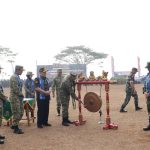 Keterangan Foto: Danrem 071/Wijayakusuma Kolonel Inf Sidik Wiyono, S.H., M.Han., memukul gong sebagai tanda resmi berakhirnya TMMD Reguler ke-129 Tahun Anggaran 2026 di Lapangan Desa Gumelem Kulon, Kecamatan Susukan, Kabupaten Banjarnegara, Kamis (13/8/2026). Foto: Pendim Banjarnegara. Keterangan Foto: Danrem 071/Wijayakusuma Kolonel Inf Sidik Wiyono, S.H., M.Han., memukul gong sebagai tanda resmi berakhirnya TMMD Reguler ke-129 Tahun Anggaran 2026 di Lapangan Desa Gumelem Kulon, Kecamatan Susukan, Kabupaten Banjarnegara, Kamis (13/8/2026). Foto: Pendim Banjarnegara.