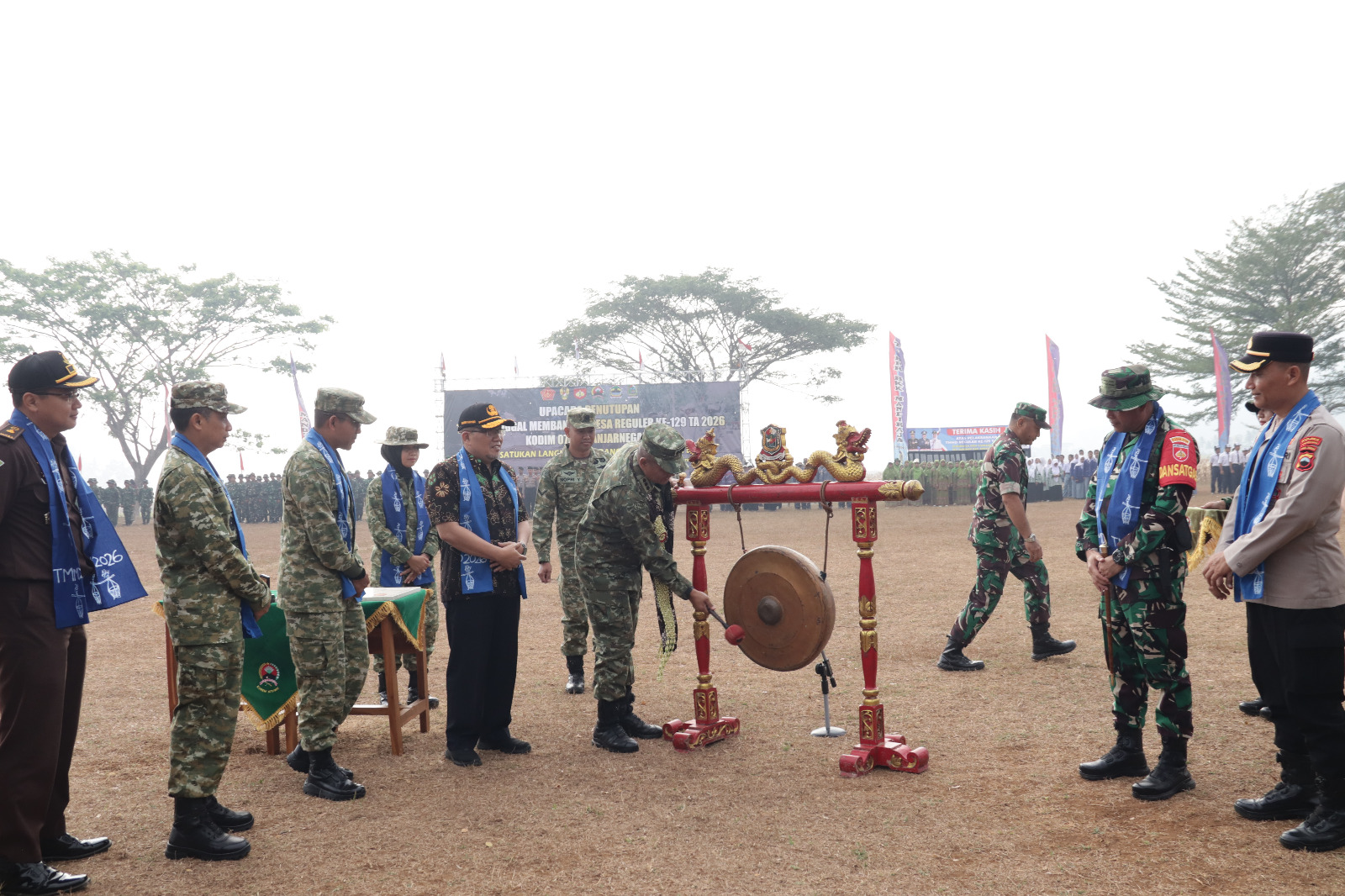 Keterangan Foto: Danrem 071/Wijayakusuma Kolonel Inf Sidik Wiyono, S.H., M.Han., memukul gong sebagai tanda resmi berakhirnya TMMD Reguler ke-129 Tahun Anggaran 2026 di Lapangan Desa Gumelem Kulon, Kecamatan Susukan, Kabupaten Banjarnegara, Kamis (13/8/2026). Foto: Pendim Banjarnegara.