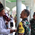 suasana kebersamaan saat rombongan melaksanakan Salat Jumat bersama masyarakat di Masjid Nur Rohman, Jumat (31/7/2026).