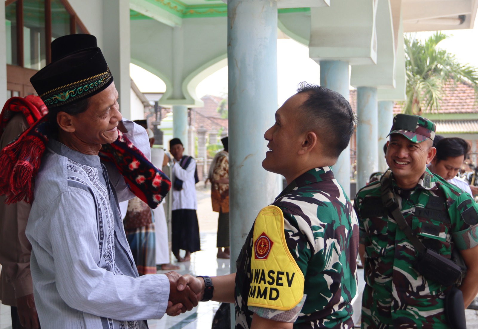 suasana kebersamaan saat rombongan melaksanakan Salat Jumat bersama masyarakat di Masjid Nur Rohman, Jumat (31/7/2026).