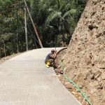 Progres pembangunan rabat beton dalam Program TNI Manunggal Membangun Desa (TMMD) Reguler ke-129 Tahun Anggaran 2026 Kodim 0704/Banjarnegara terus menunjukkan perkembangan. Memasuki tahapan pembongkaran bekisting, hasil pengecoran jalan mulai terlihat di Dusun Kunir RT 01 RW 09, Desa Gumelem Kulon, Kecamatan Susukan, Senin (3/8/2026).