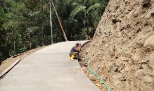 Progres pembangunan rabat beton dalam Program TNI Manunggal Membangun Desa (TMMD) Reguler ke-129 Tahun Anggaran 2026 Kodim 0704/Banjarnegara terus menunjukkan perkembangan. Memasuki tahapan pembongkaran bekisting, hasil pengecoran jalan mulai terlihat di Dusun Kunir RT 01 RW 09, Desa Gumelem Kulon, Kecamatan Susukan, Senin (3/8/2026).