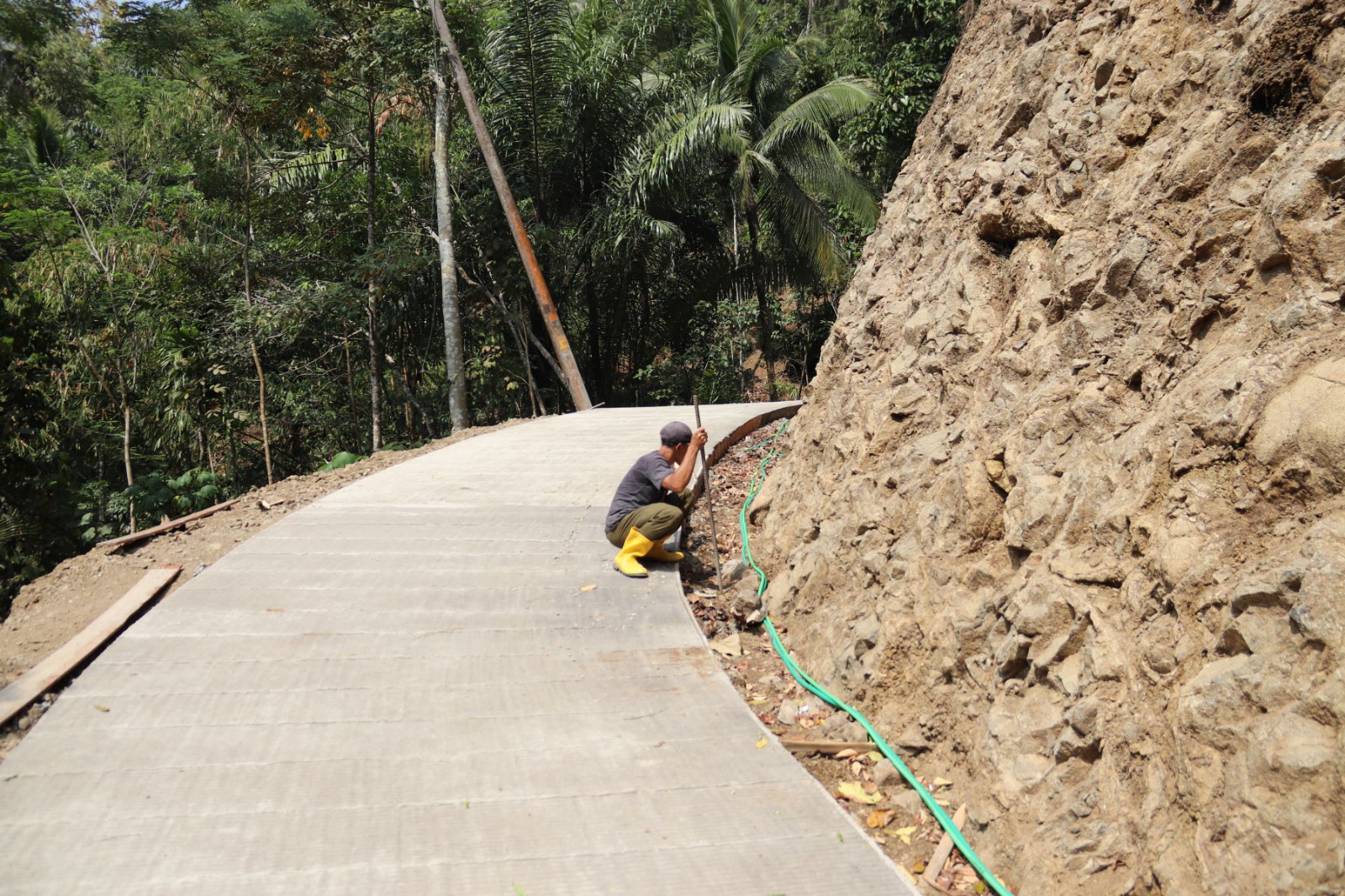 Progres pembangunan rabat beton dalam Program TNI Manunggal Membangun Desa (TMMD) Reguler ke-129 Tahun Anggaran 2026 Kodim 0704/Banjarnegara terus menunjukkan perkembangan. Memasuki tahapan pembongkaran bekisting, hasil pengecoran jalan mulai terlihat di Dusun Kunir RT 01 RW 09, Desa Gumelem Kulon, Kecamatan Susukan, Senin (3/8/2026).