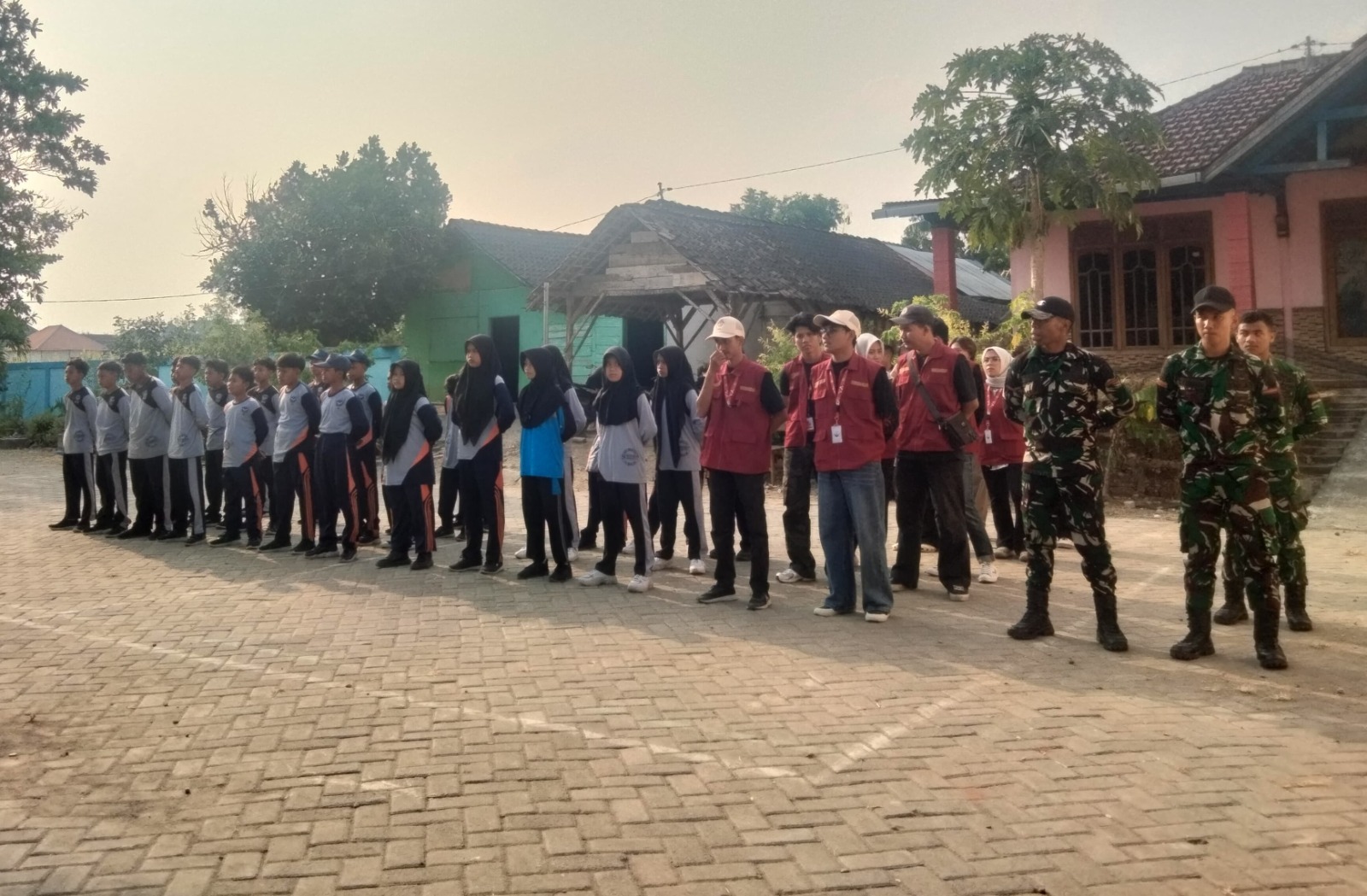 Salah satu kegiatan nonfisik yang digelar adalah Latihan Dasar Kepemimpinan Siswa (LDKS) bagi pelajar SMPN Satu Atap Kesongo, Kecamatan Kedungadem, Kabupaten Bojonegoro, Senin (3/8/2026).