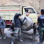 Di Dusun Kunir RT 01/09, Desa Gumelem Kulon, Kecamatan Susukan, anggota Satgas TMMD bersama masyarakat melanjutkan pengecoran rabat beton sepanjang 737 meter dengan lebar 2,5 meter dan tebal 0,15 meter, Selasa (4/8/2026).