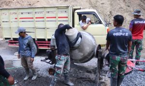Di Dusun Kunir RT 01/09, Desa Gumelem Kulon, Kecamatan Susukan, anggota Satgas TMMD bersama masyarakat melanjutkan pengecoran rabat beton sepanjang 737 meter dengan lebar 2,5 meter dan tebal 0,15 meter, Selasa (4/8/2026).