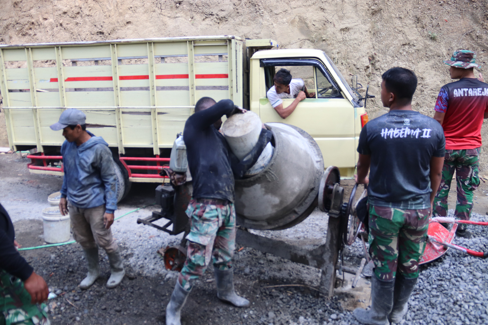 Di Dusun Kunir RT 01/09, Desa Gumelem Kulon, Kecamatan Susukan, anggota Satgas TMMD bersama masyarakat melanjutkan pengecoran rabat beton sepanjang 737 meter dengan lebar 2,5 meter dan tebal 0,15 meter, Selasa (4/8/2026).