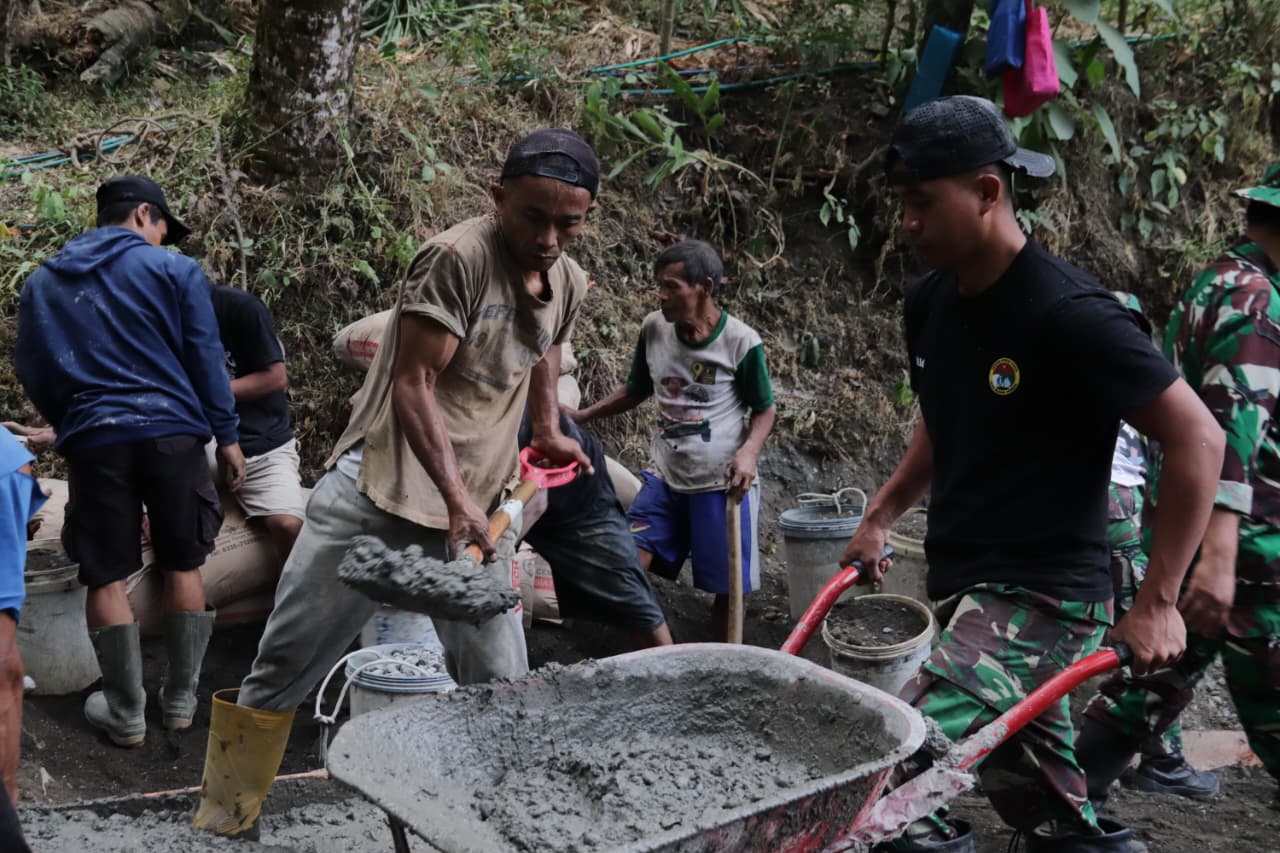 Salah satunya terlihat di lokasi pembangunan rabat beton Dusun Kunir RT 01/09, Desa Gumelem Kulon, Kecamatan Susukan, Kabupaten Banjarnegara, Sabtu (1/8/2026).