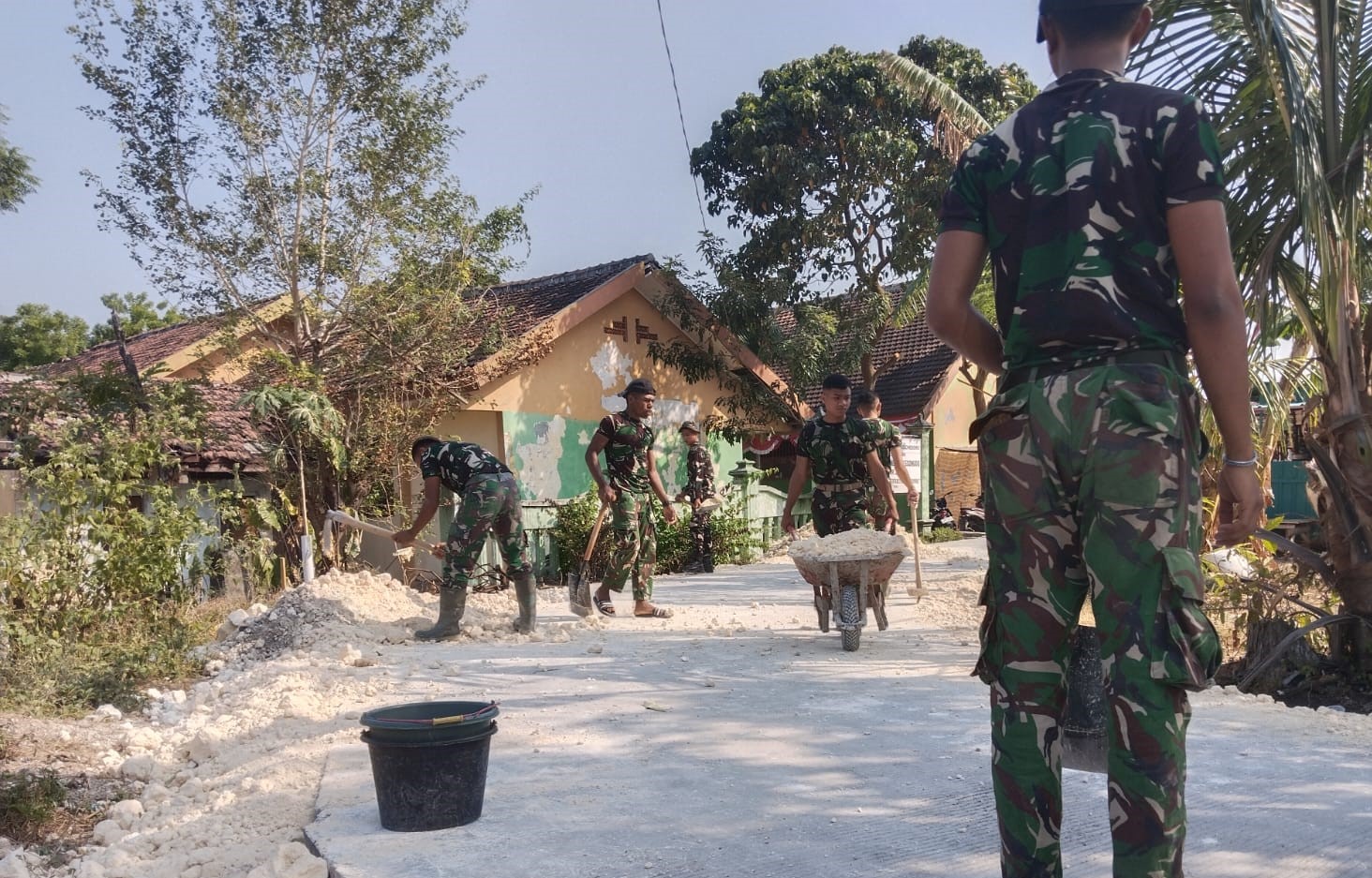 Pada Selasa (4/8/2026), fokus pekerjaan bergeser pada detail penting yang menentukan ketahanan jalan cor beton Dusun Kedungpadan yaitu perataan bahu jalan (berem).
