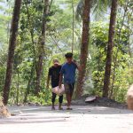 Dengan memikul dua sak semen menggunakan bambu di atas pundak, keduanya hilir mudik mengantarkan material menuju titik pengecoran rabat beton sepanjang 737 meter, lebar 2,5 meter, dan tebal 0,15 meter di Dusun Kunir RT 01/09, Desa Gumelem Kulon, Kecamatan Susukan, Rabu (5/8/2026).