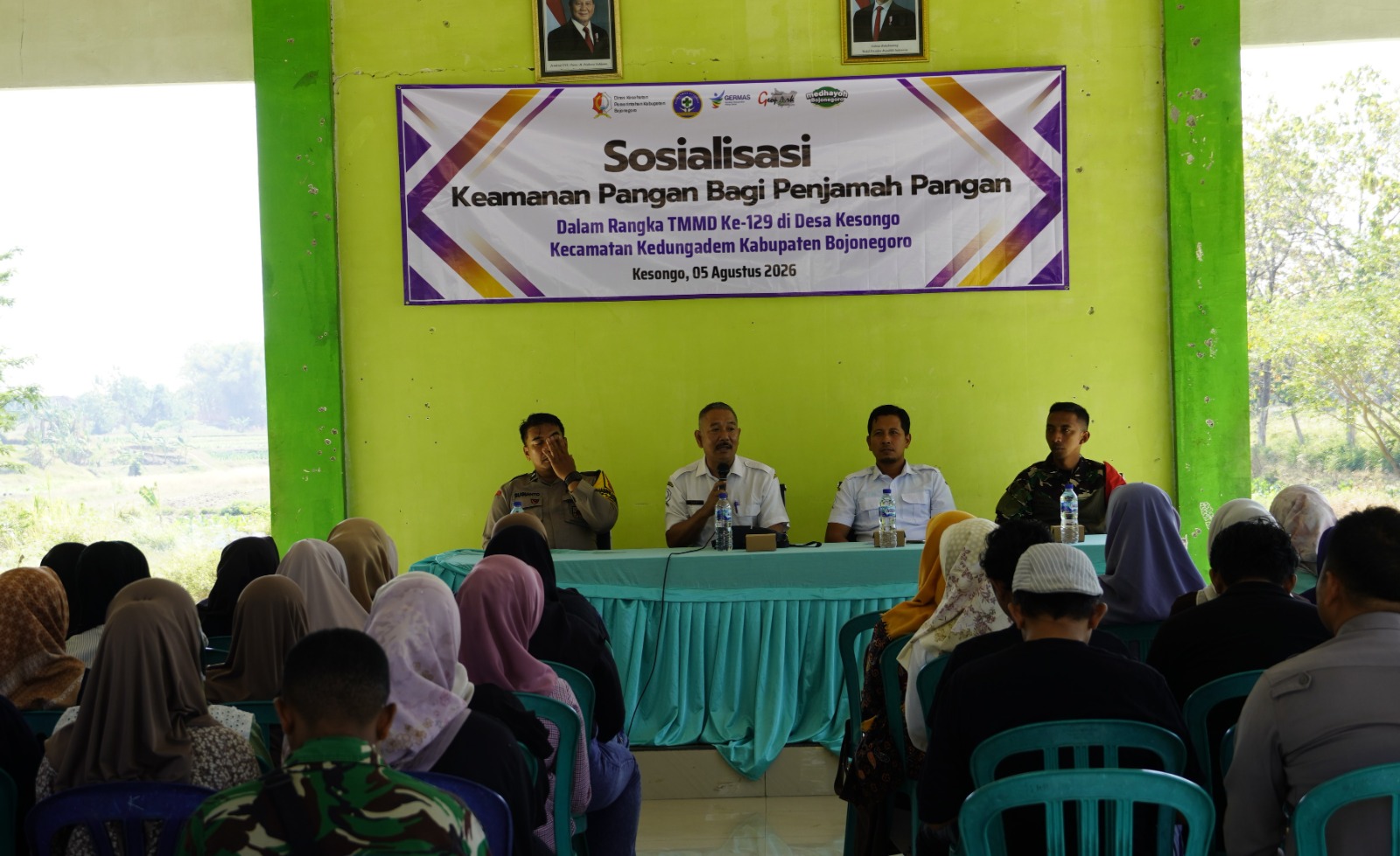 Pelaku UMKM kuliner mengikuti sosialisasi keamanan pangan yang diselenggarakan Satgas TMMD ke-129 Kodim 0813/Bojonegoro bersama Dinas Kesehatan Kabupaten Bojonegoro di Balai Desa Kesongo, Kecamatan Kedungadem, Rabu (5/8/2026). Kegiatan ini bertujuan meningkatkan pengetahuan pelaku usaha tentang pengolahan pangan yang aman, higienis, dan sehat. Foto: Deni Aripandi/Sumber TMMD Bojonegoro.