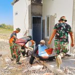 Teliti hingga Detail: Serma Juni, Wakil Komandan Regu 1 SST-3 SSK Satgas TMMD ke-129 Kodim 0813 Bojonegoro, memotong keramik untuk lantai mushola di rest area Desa Kesongo, Kecamatan Kedungadem, Kabupaten Bojonegoro, Kamis (6/8/2026). Ketelitian dalam setiap tahap pekerjaan dilakukan untuk memastikan hasil pembangunan rapi dan berkualitas.