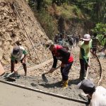 Tokoh Warga Dampingi TMMD: Ketua RW 09 Pak Sakum memantau dan mendampingi proses pembangunan rabat beton bersama anggota Satgas TMMD Reguler ke-129 Kodim 0704/Banjarnegara di Dusun Kunir, Desa Gumelem Kulon, Kecamatan Susukan, Jumat (7/8/2026).