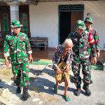 Babinsa Desa Kesongo Serka Lasmidi mendampingi Mbah Kasidah melihat proses rehabilitasi rumah putranya, Bapak Ladi, dalam program TMMD ke-129 Kodim 0813 Bojonegoro di Desa Kesongo, Kecamatan Kedungadem, Jumat (7/8/2026). Babinsa Desa Kesongo Serka Lasmidi mendampingi Mbah Kasidah melihat proses rehabilitasi rumah putranya, Bapak Ladi, dalam program TMMD ke-129 Kodim 0813 Bojonegoro di Desa Kesongo, Kecamatan Kedungadem, Jumat (7/8/2026).