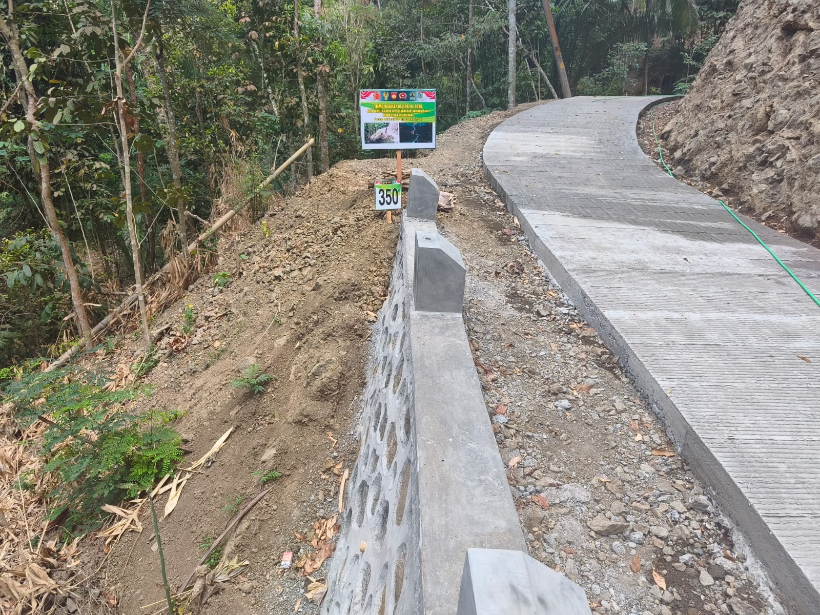 Pak Har melihat langsung perubahan kondisi jalan rabat beton yang dibangun Satgas TMMD Reguler ke-129 bersama masyarakat di Dusun Kunir, Desa Gumelem Kulon, Kecamatan Susukan, Banjarnegara.