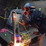 Pekerja bersama Satgas TMMD mengerjakan pembangunan tugu prasasti TMMD Reguler ke-129 di bawah penerangan lampu malam di Desa Gumelem Kulon, Kecamatan Susukan, Kabupaten Banjarnegara, Senin (10/08/2026). Foto: Deni Aripandi/Sumber TMMD Banjarnegara.