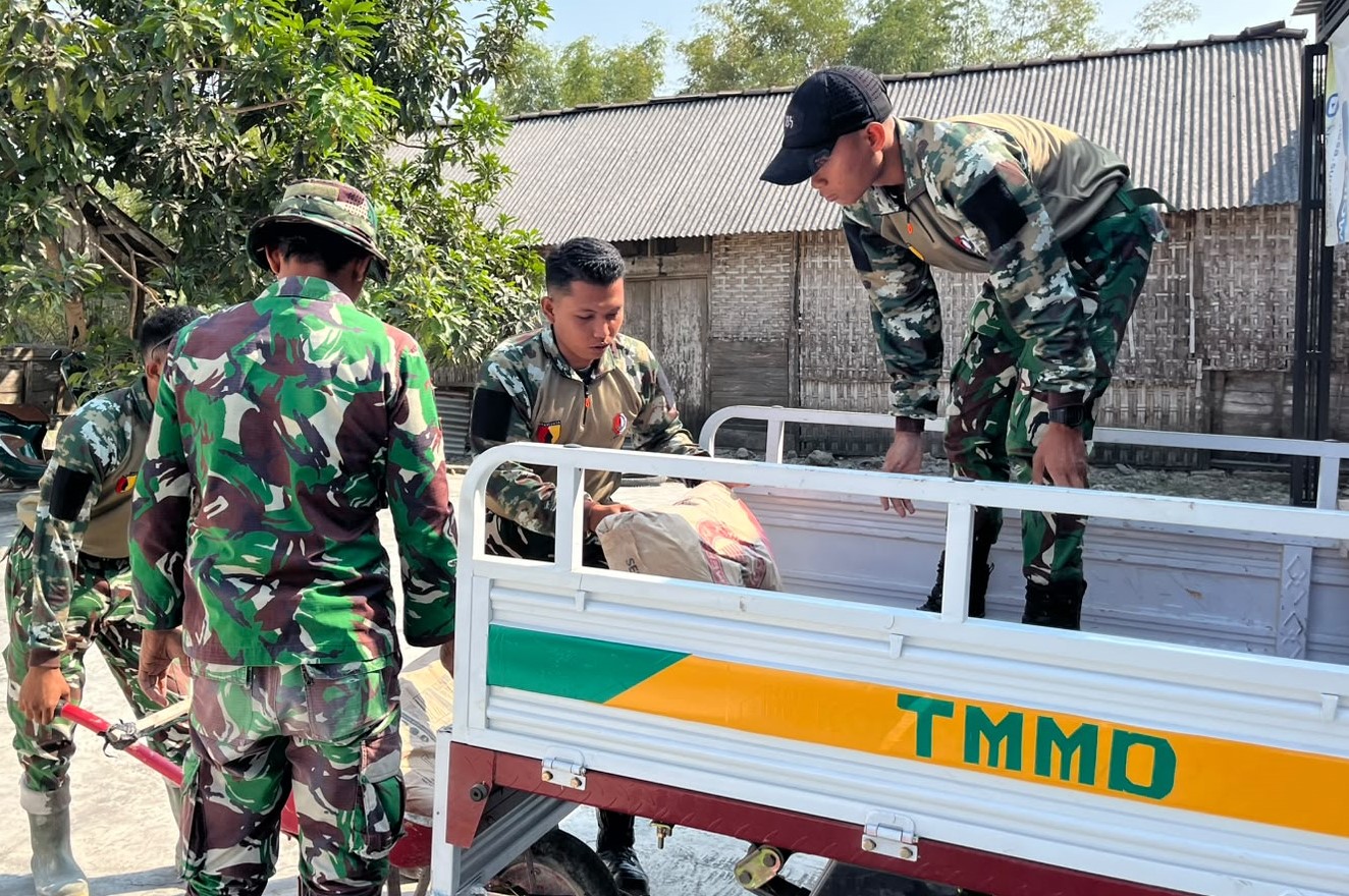 Anggota Satgas TMMD ke-129 Kodim 0813 Bojonegoro melangsir material untuk menyelesaikan pembangunan RTLH milik Kardo di Dusun Bekatul, Desa Kesongo, Kecamatan Kedungadem, Kabupaten Bojonegoro, Minggu (09/08/2026). Foto: Deni Aripandi/Sumber TMMD Bojonegoro.
