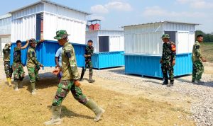 Personel Satgas TMMD ke-129 Kodim 0813/Bojonegoro bersama masyarakat saat memindahkan dan menempatkan enam unit booth container UMKM di Rest Area Terpadu Desa Kesongo, Kecamatan Kedungadem, Kabupaten Bojonegoro, Senin (10/8/2026). Foto: Deni Flamboyan/Sumber TMMD Bojonegoro