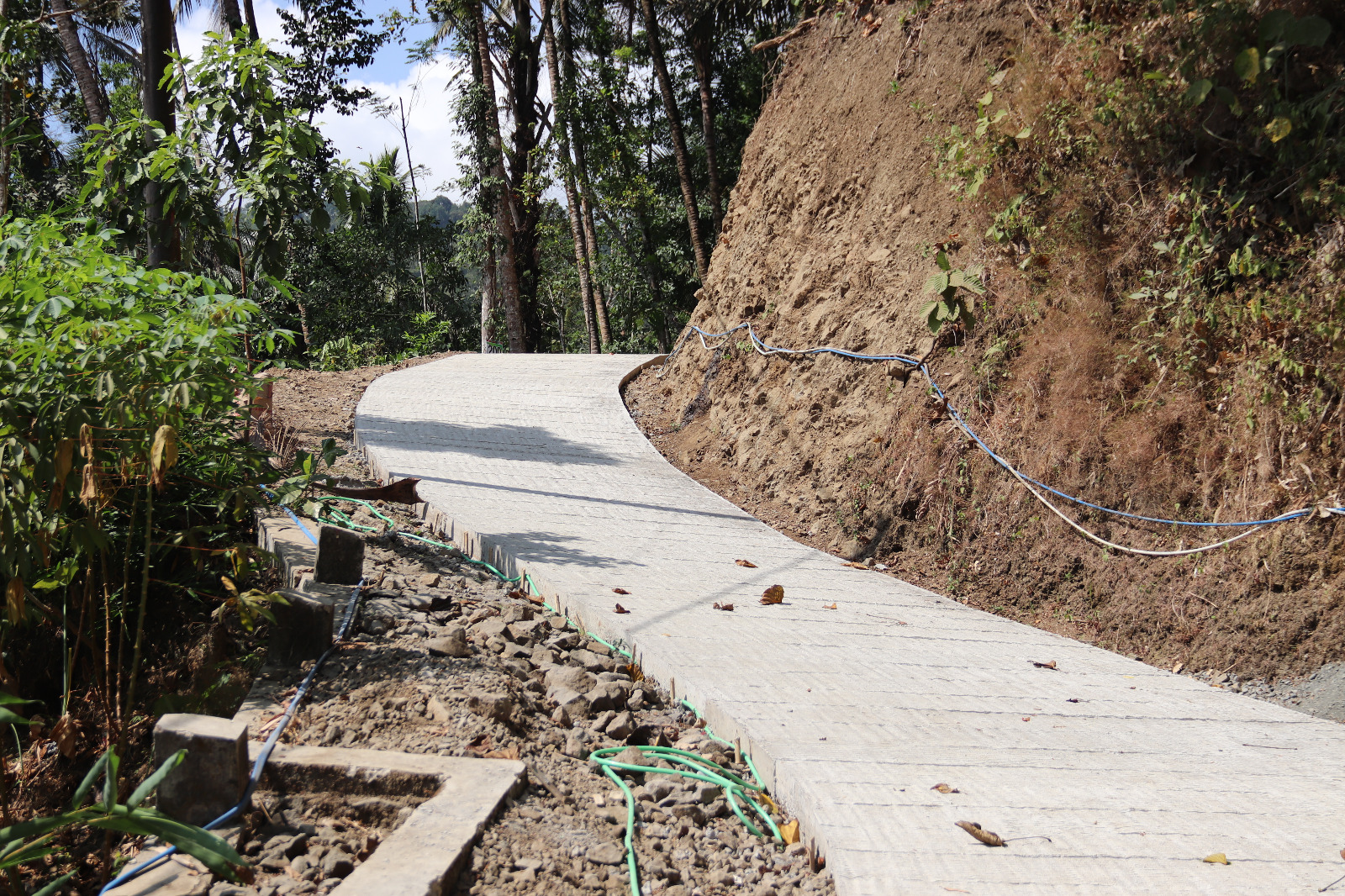Jalan rabat beton sepanjang 737 meter di Dusun Kunir RT 01/09, Desa Gumelem Kulon, Kecamatan Susukan, Kabupaten Banjarnegara, telah rampung 100 persen dalam program TMMD Reguler ke-129 TA 2026, Rabu (12/8/2026). Foto: Deni Flamboyan/Sumber: Tim TMMD Banjarnegara.