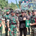 Keterangan Foto: Kasdam V/Brawijaya Brigjen TNI Zainul Bahar, S.H., M.Si., memimpin upacara penutupan TMMD ke-129 Tahun 2026 di Desa Kesongo, Kecamatan Kedungadem, Kabupaten Bojonegoro, Kamis (13/8/2026). Seluruh sasaran fisik dan nonfisik TMMD dilaporkan telah terlaksana 100 persen. Foto: Deni Flamboyan/Sumber: TMMD Bojonegoro.