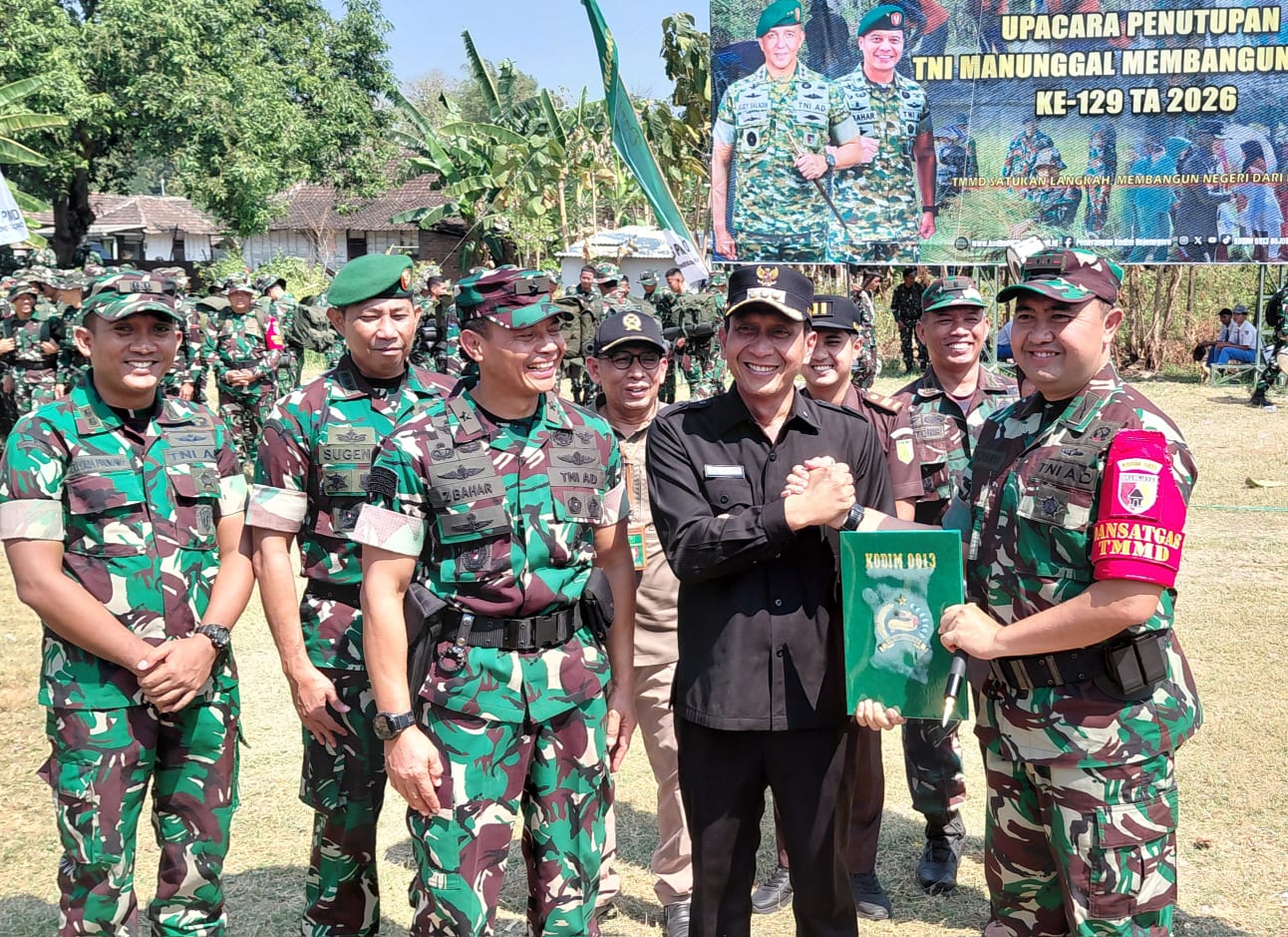 Keterangan Foto: Kasdam V/Brawijaya Brigjen TNI Zainul Bahar, S.H., M.Si., memimpin upacara penutupan TMMD ke-129 Tahun 2026 di Desa Kesongo, Kecamatan Kedungadem, Kabupaten Bojonegoro, Kamis (13/8/2026). Seluruh sasaran fisik dan nonfisik TMMD dilaporkan telah terlaksana 100 persen. Foto: Deni Flamboyan/Sumber: TMMD Bojonegoro.