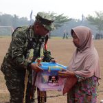 Keterangan Foto: Danrem 071/Wijayakusuma Kolonel Inf Sidik Wiyono, S.H., M.Han., menyerahkan bingkisan sembako kepada masyarakat dalam rangkaian penutupan TMMD Reguler ke-129 Tahun Anggaran 2026 di Desa Gumelem Kulon, Kecamatan Susukan, Kabupaten Banjarnegara, Kamis (13/8/2026). Foto: Pendim Banjarnegara. Keterangan Foto: Danrem 071/Wijayakusuma Kolonel Inf Sidik Wiyono, S.H., M.Han., menyerahkan bingkisan sembako kepada masyarakat dalam rangkaian penutupan TMMD Reguler ke-129 Tahun Anggaran 2026 di Desa Gumelem Kulon, Kecamatan Susukan, Kabupaten Banjarnegara, Kamis (13/8/2026). Foto: Pendim Banjarnegara.