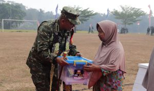 Keterangan Foto: Danrem 071/Wijayakusuma Kolonel Inf Sidik Wiyono, S.H., M.Han., menyerahkan bingkisan sembako kepada masyarakat dalam rangkaian penutupan TMMD Reguler ke-129 Tahun Anggaran 2026 di Desa Gumelem Kulon, Kecamatan Susukan, Kabupaten Banjarnegara, Kamis (13/8/2026). Foto: Pendim Banjarnegara.