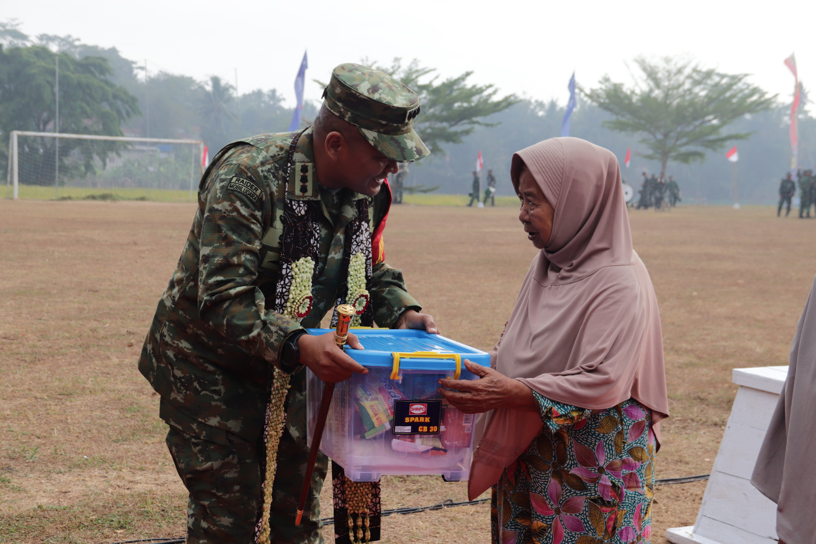 Keterangan Foto: Danrem 071/Wijayakusuma Kolonel Inf Sidik Wiyono, S.H., M.Han., menyerahkan bingkisan sembako kepada masyarakat dalam rangkaian penutupan TMMD Reguler ke-129 Tahun Anggaran 2026 di Desa Gumelem Kulon, Kecamatan Susukan, Kabupaten Banjarnegara, Kamis (13/8/2026). Foto: Pendim Banjarnegara.