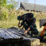 Setelah menyelesaikan pekerjaan utama TMMD, sejumlah prajurit menyempatkan diri membantu warga memperbaiki jembatan dan membersihkan pekarangan rumah di Dusun Kedungpandan, Desa Kesongo, Kecamatan Kedungadem, Kabupaten Bojonegoro, Sabtu (1/8/2026).