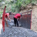 proses pengecoran berjalan tanpa hambatan, Satgas TMMD mempercepat droping batu split di Dusun Kunir RT 01/RW 09, Desa Gumelem Kulon, Kecamatan Susukan, Minggu (2/8/2026).