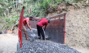 proses pengecoran berjalan tanpa hambatan, Satgas TMMD mempercepat droping batu split di Dusun Kunir RT 01/RW 09, Desa Gumelem Kulon, Kecamatan Susukan, Minggu (2/8/2026).