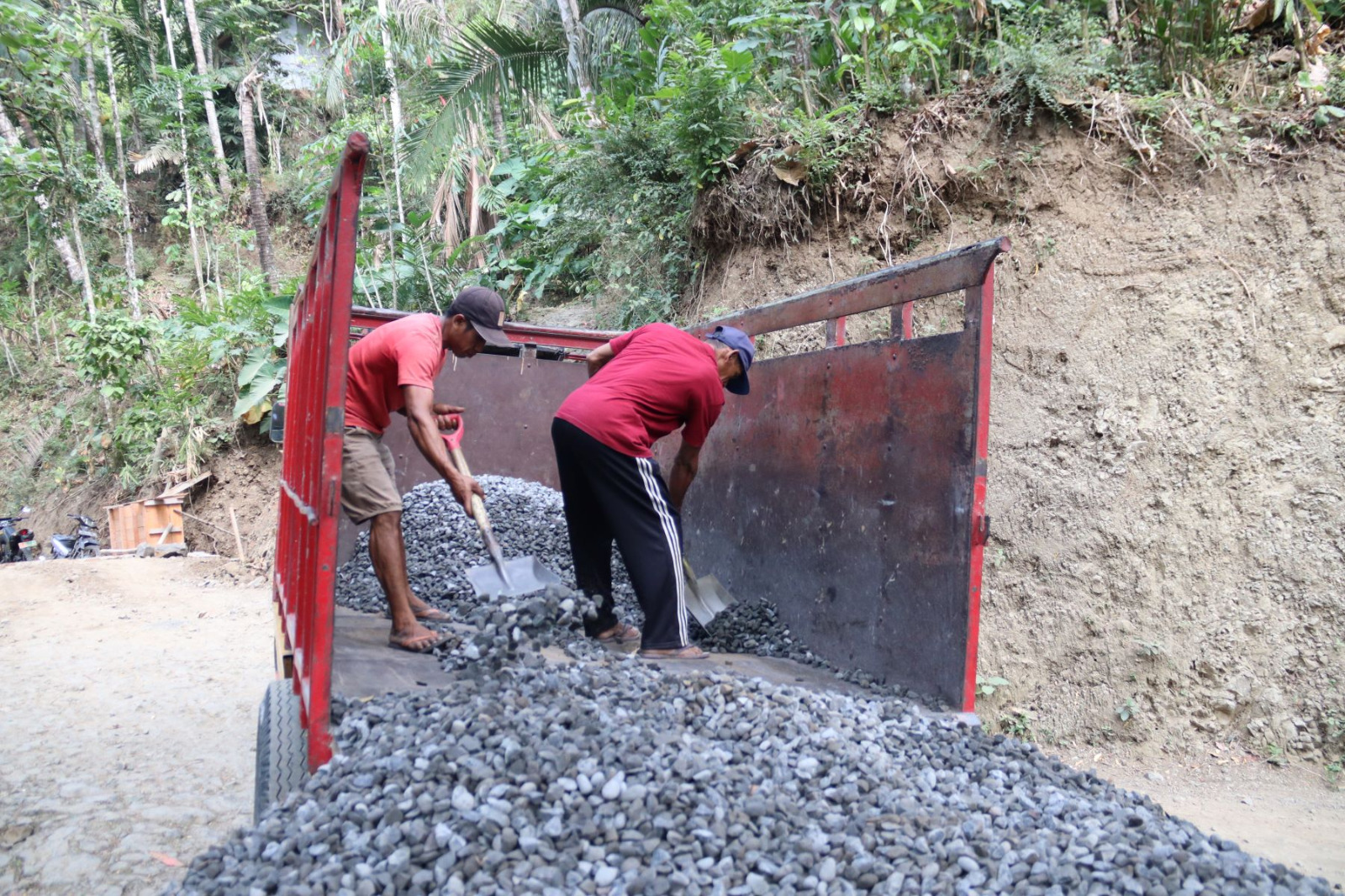 proses pengecoran berjalan tanpa hambatan, Satgas TMMD mempercepat droping batu split di Dusun Kunir RT 01/RW 09, Desa Gumelem Kulon, Kecamatan Susukan, Minggu (2/8/2026).