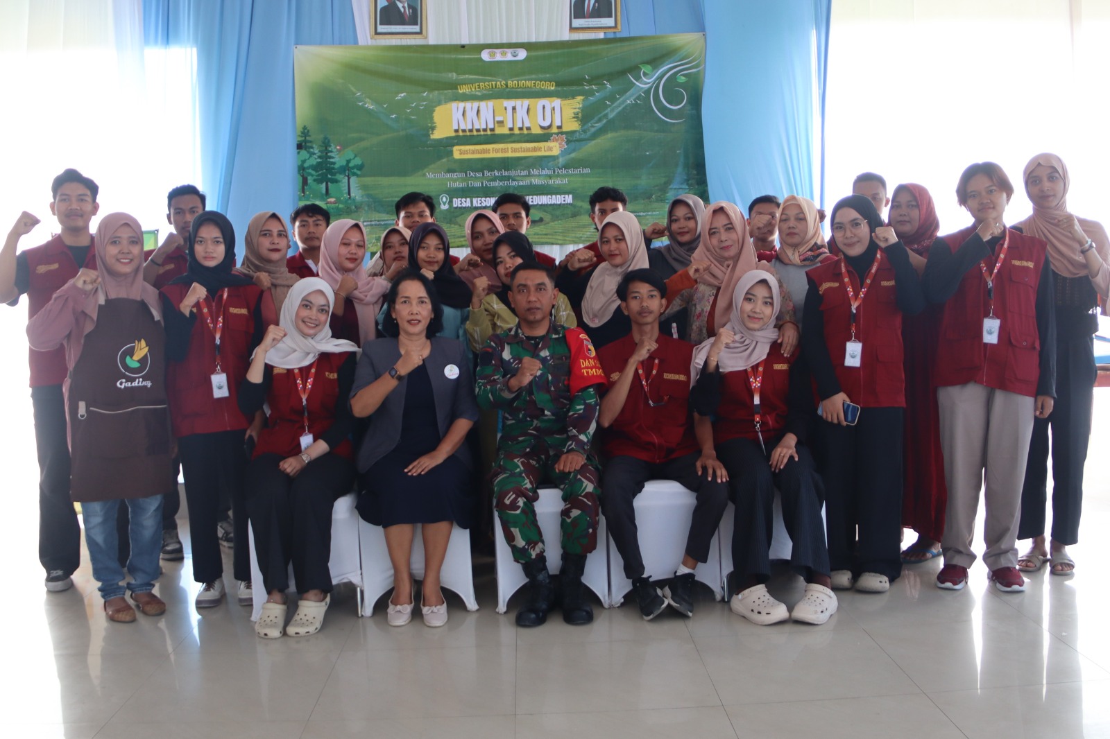 Komandan Satuan Setingkat Kompi (SSK) Satgas TMMD ke-129, Lettu Ckm Purnomo, saat memberikan pembekalan kepada mahasiswa Kuliah Kerja Nyata Tematik Kolaboratif (KKN-TK) 01 Universitas Bojonegoro (Unigoro) di Desa Kesongo, Kecamatan Kedungadem, Kabupaten Bojonegoro, Minggu (2/8/2026).
