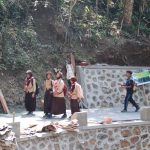 Hal tersebut terlihat saat Aliya, siswi SD Negeri 6 Gumelem Kulon, melintasi lokasi pembangunan rabat beton sepulang sekolah di Dusun Kunir RT 01 RW 09, Desa Gumelem Kulon, Kecamatan Susukan, Senin (3/8/2026).