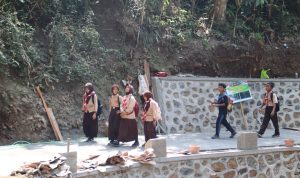 Hal tersebut terlihat saat Aliya, siswi SD Negeri 6 Gumelem Kulon, melintasi lokasi pembangunan rabat beton sepulang sekolah di Dusun Kunir RT 01 RW 09, Desa Gumelem Kulon, Kecamatan Susukan, Senin (3/8/2026).