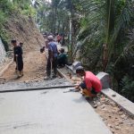 Di balik mulusnya rabat beton sepanjang 737 meter dengan lebar 2,5 meter dan tebal 0,15 meter, terdapat kerja teliti dari Pak Narso, warga Dusun Kunir RT 01/09, Desa Gumelem Kulon, Kecamatan Susukan, yang bersama Satgas TMMD memastikan setiap bagian jalan dikerjakan dengan rapi dan berkualitas, Selasa (4/8/2026).