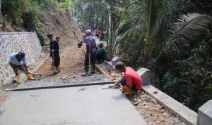 Di balik mulusnya rabat beton sepanjang 737 meter dengan lebar 2,5 meter dan tebal 0,15 meter, terdapat kerja teliti dari Pak Narso, warga Dusun Kunir RT 01/09, Desa Gumelem Kulon, Kecamatan Susukan, yang bersama Satgas TMMD memastikan setiap bagian jalan dikerjakan dengan rapi dan berkualitas, Selasa (4/8/2026).