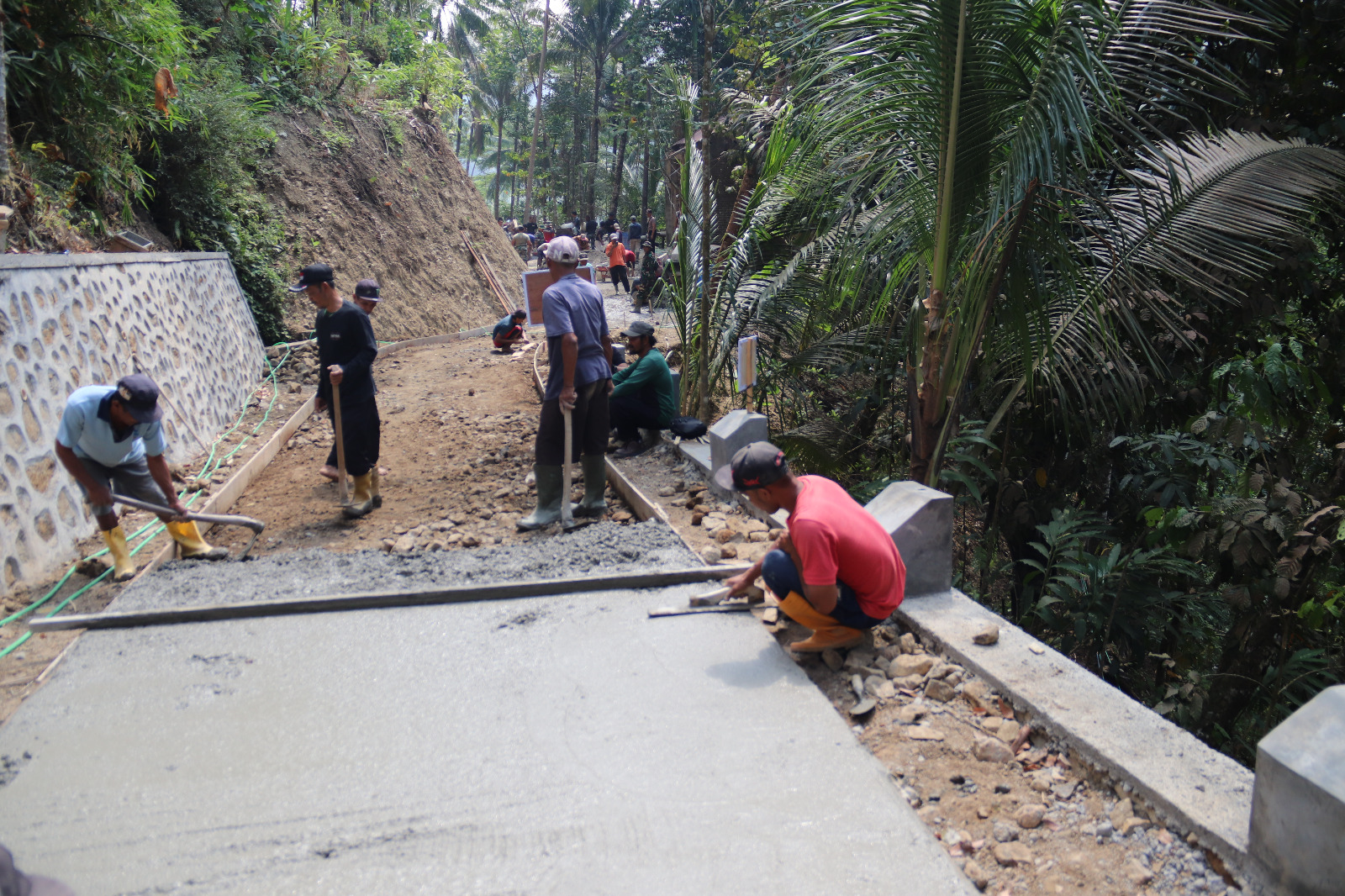 Di balik mulusnya rabat beton sepanjang 737 meter dengan lebar 2,5 meter dan tebal 0,15 meter, terdapat kerja teliti dari Pak Narso, warga Dusun Kunir RT 01/09, Desa Gumelem Kulon, Kecamatan Susukan, yang bersama Satgas TMMD memastikan setiap bagian jalan dikerjakan dengan rapi dan berkualitas, Selasa (4/8/2026).
