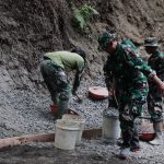 Dengan penuh semangat, ia membantu melangsir batu split sebagai material penting dalam pembangunan rabat beton di Dusun Kunir RT 01/09, Desa Gumelem Kulon, Kecamatan Susukan, Kabupaten Banjarnegara, Sabtu (1/8/2026).