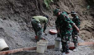 Dengan penuh semangat, ia membantu melangsir batu split sebagai material penting dalam pembangunan rabat beton di Dusun Kunir RT 01/09, Desa Gumelem Kulon, Kecamatan Susukan, Kabupaten Banjarnegara, Sabtu (1/8/2026).