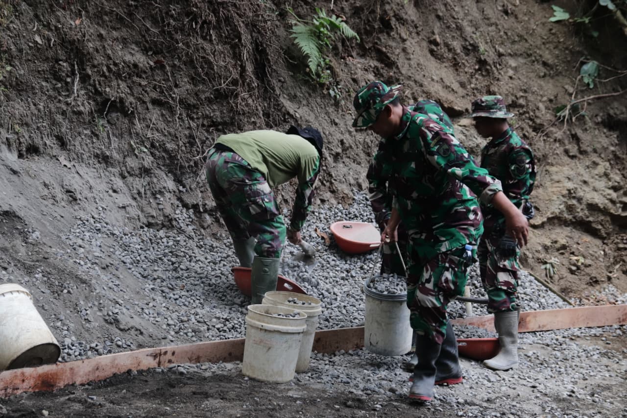Dengan penuh semangat, ia membantu melangsir batu split sebagai material penting dalam pembangunan rabat beton di Dusun Kunir RT 01/09, Desa Gumelem Kulon, Kecamatan Susukan, Kabupaten Banjarnegara, Sabtu (1/8/2026).