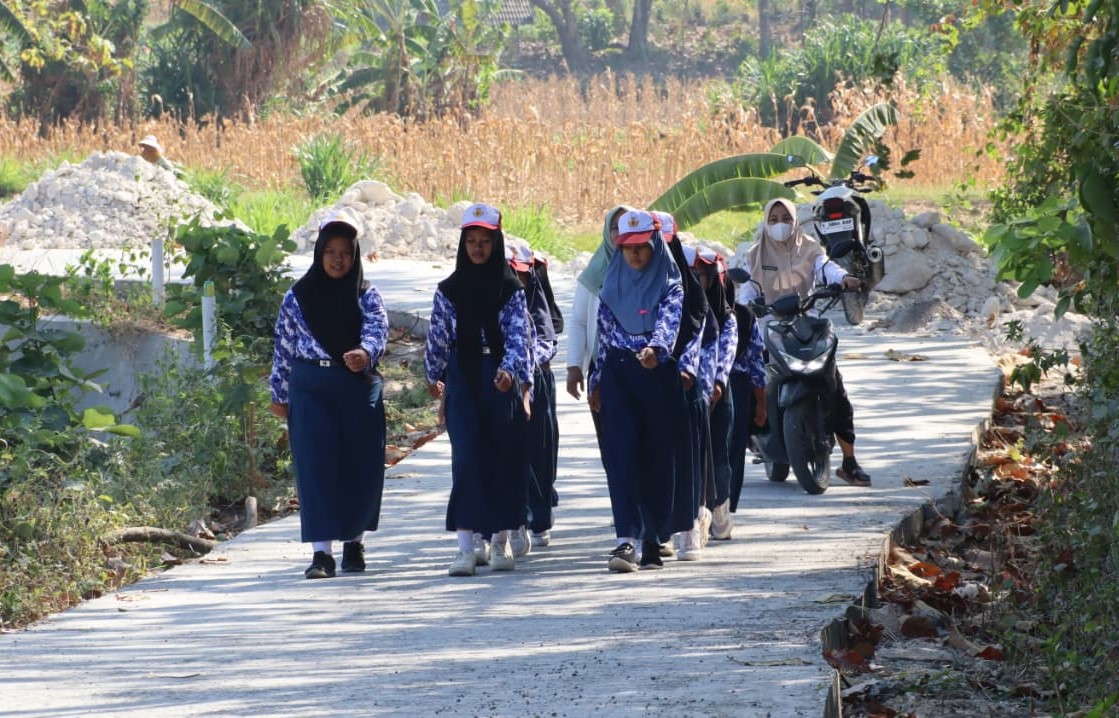 Siswa-siswi SDN Kesongo II berlatih gerak jalan di atas jalan rabat beton hasil program TMMD ke-129 Kodim 0813/Bojonegoro di Dusun Kedungpandan, Desa Kesongo, Kecamatan Kedungadem, Rabu (5/8/2026). Jalan sepanjang 550 meter tersebut kini dimanfaatkan masyarakat untuk berbagai aktivitas, termasuk latihan menyambut HUT ke-81 Kemerdekaan Republik Indonesia. Foto: Deni Aripandi/Sumber TMMD Bojonegoro.