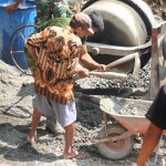Mbah Hadi, warga Dusun Kunir, Desa Gumelem Kulon, ikut bergotong royong bersama anggota Satgas TMMD Reguler ke-129 Kodim 0704/Banjarnegara dalam pembangunan rabat beton di Dusun Kunir RT 01/09, Kecamatan Susukan, Kamis (6/8/2026). Semangatnya menjadi inspirasi bahwa pembangunan desa adalah tanggung jawab bersama. Foto: Deni Aripandi/Sumber TMMD Banjarnegara